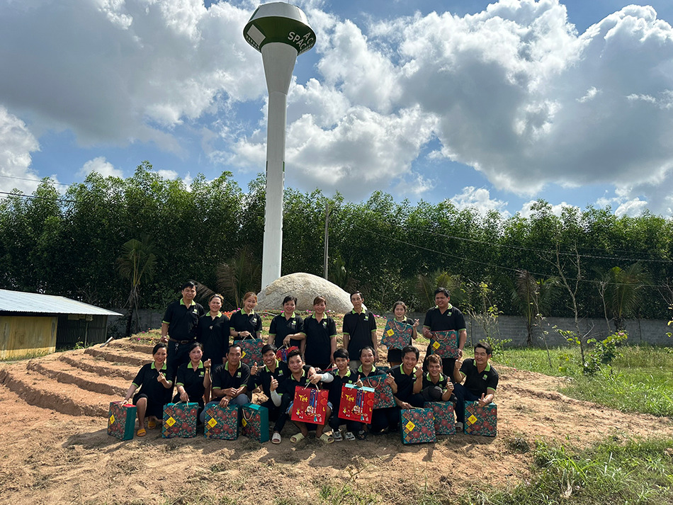 Trang trại gà đón Tết